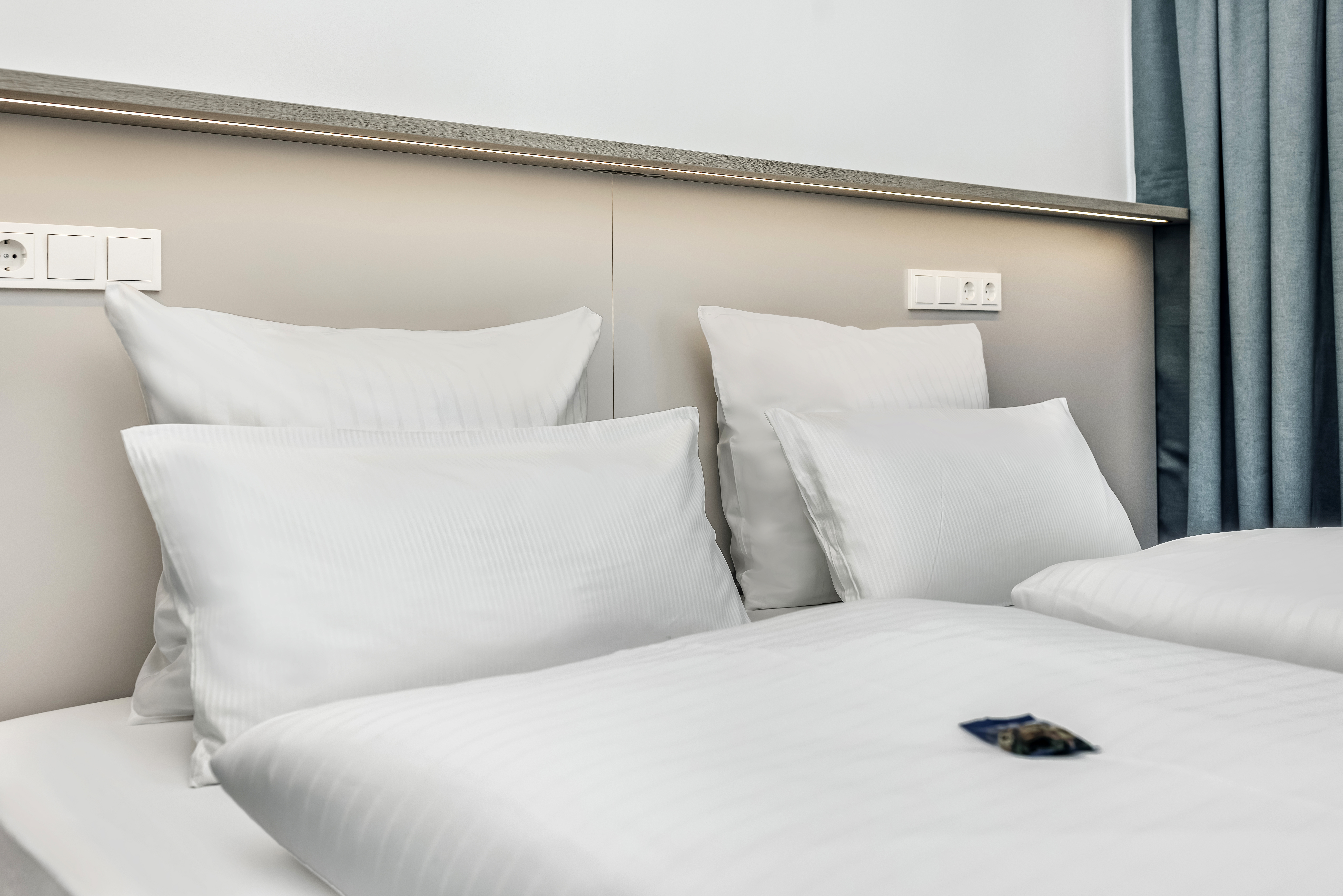 Hotelzimmer mit zwei weißen Kissen auf dem Bett