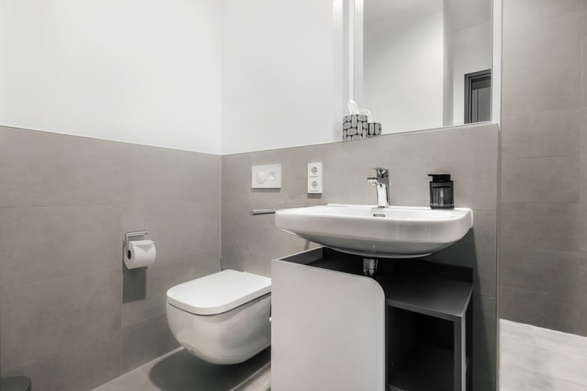 Modernes Badezimmer mit Waschbecken und WC