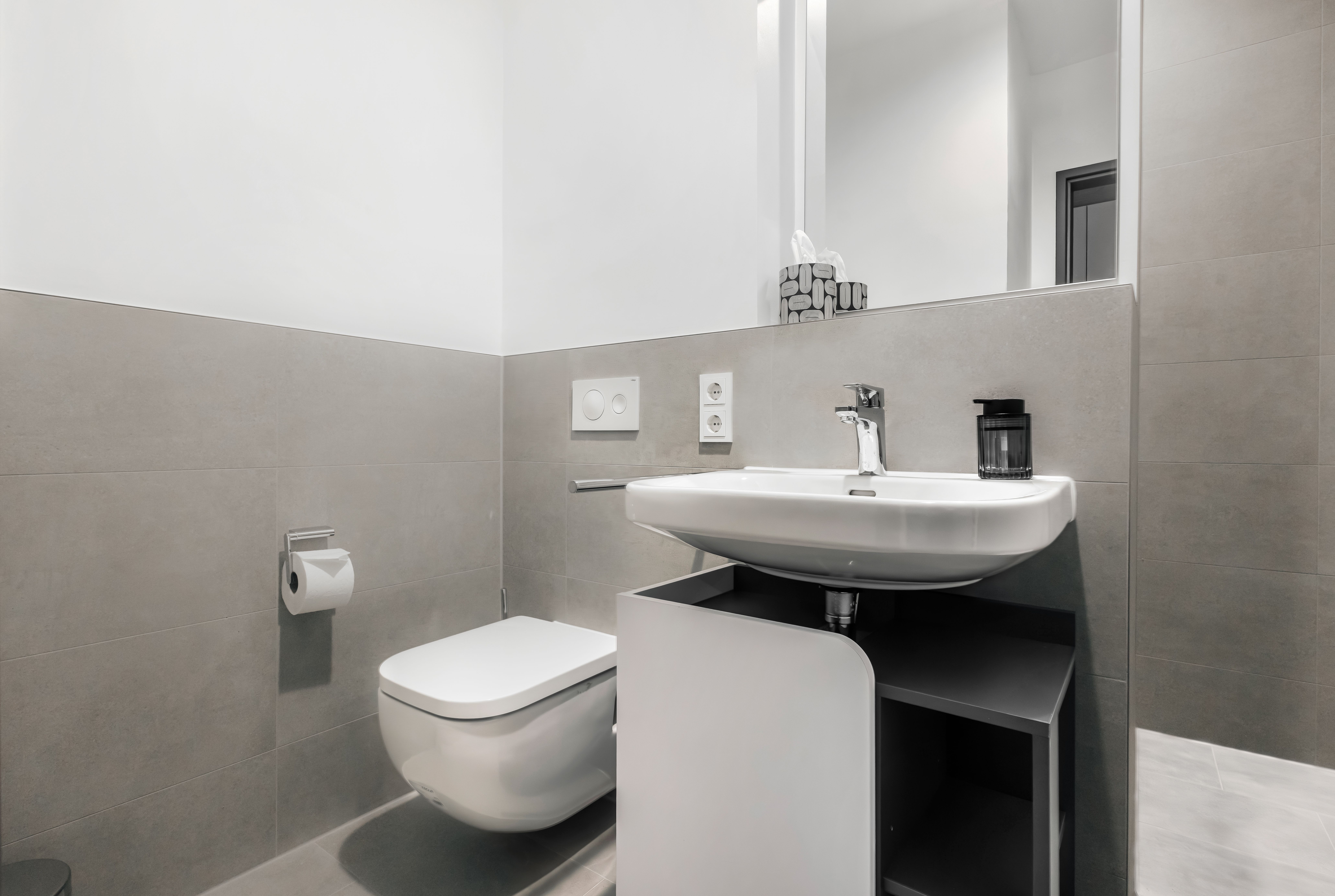 Modernes Badezimmer mit Waschbecken und WC