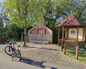 Rastplatz am Lutherweg mit Rad und Informationsständen.