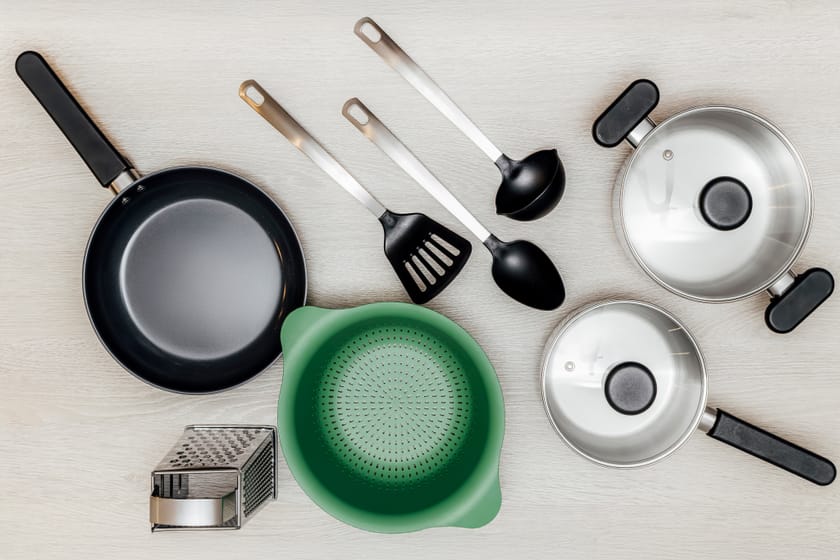 Verschiedene Küchenutensilien auf einem Tisch