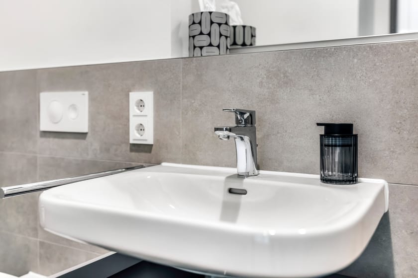 Elegantes Waschbecken mit modernen Armaturen im Badezimmer.