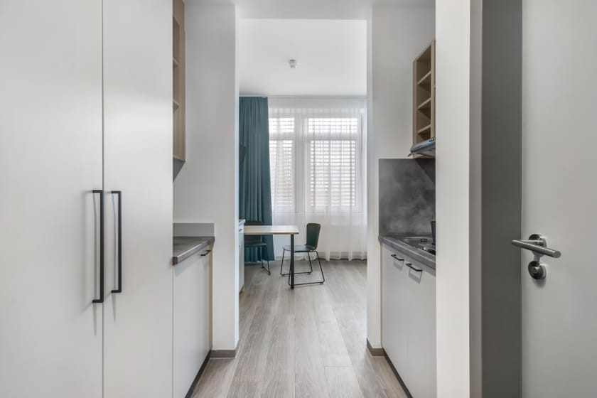 Ein Blick auf ein modernes Hotelzimmer mit Küche und Schreibtisch.