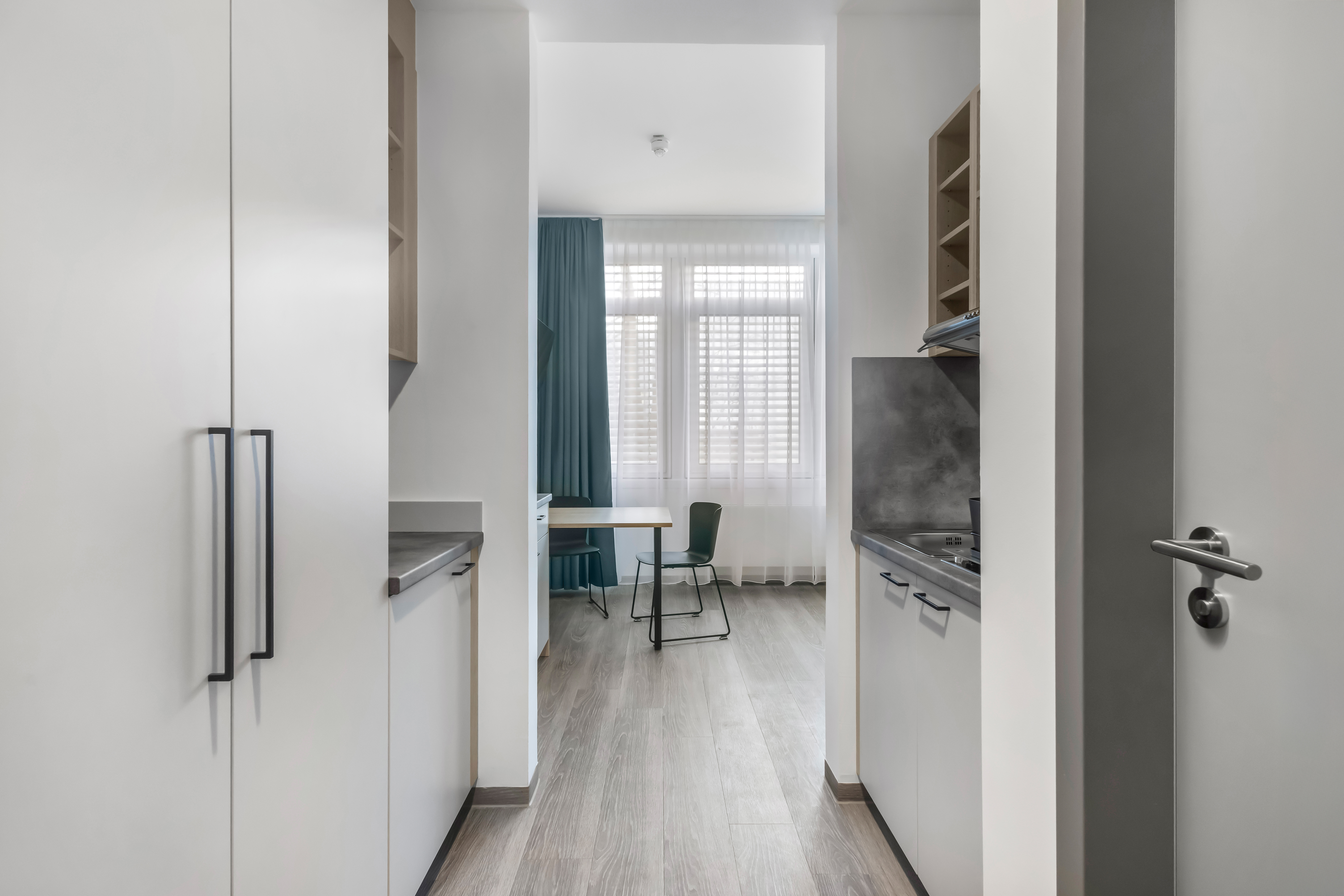 Ein Blick auf ein modernes Hotelzimmer mit Küche und Schreibtisch.