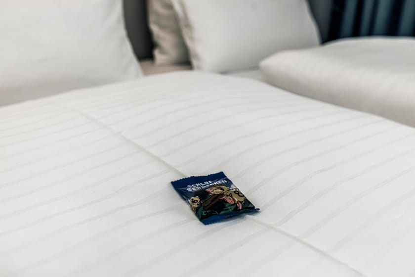 Ein modernes Hotelzimmer mit einem Snack auf dem Bett.