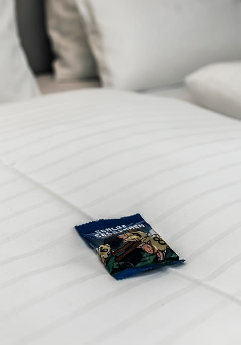 Ein modernes Hotelzimmer mit einem Snack auf dem Bett.