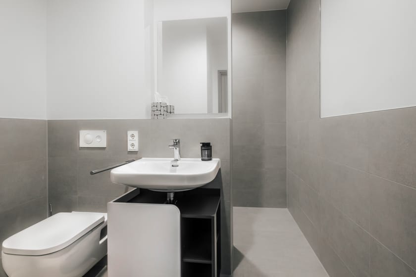 Modernes Badezimmer mit Dusche und Waschbecken im Hotel.