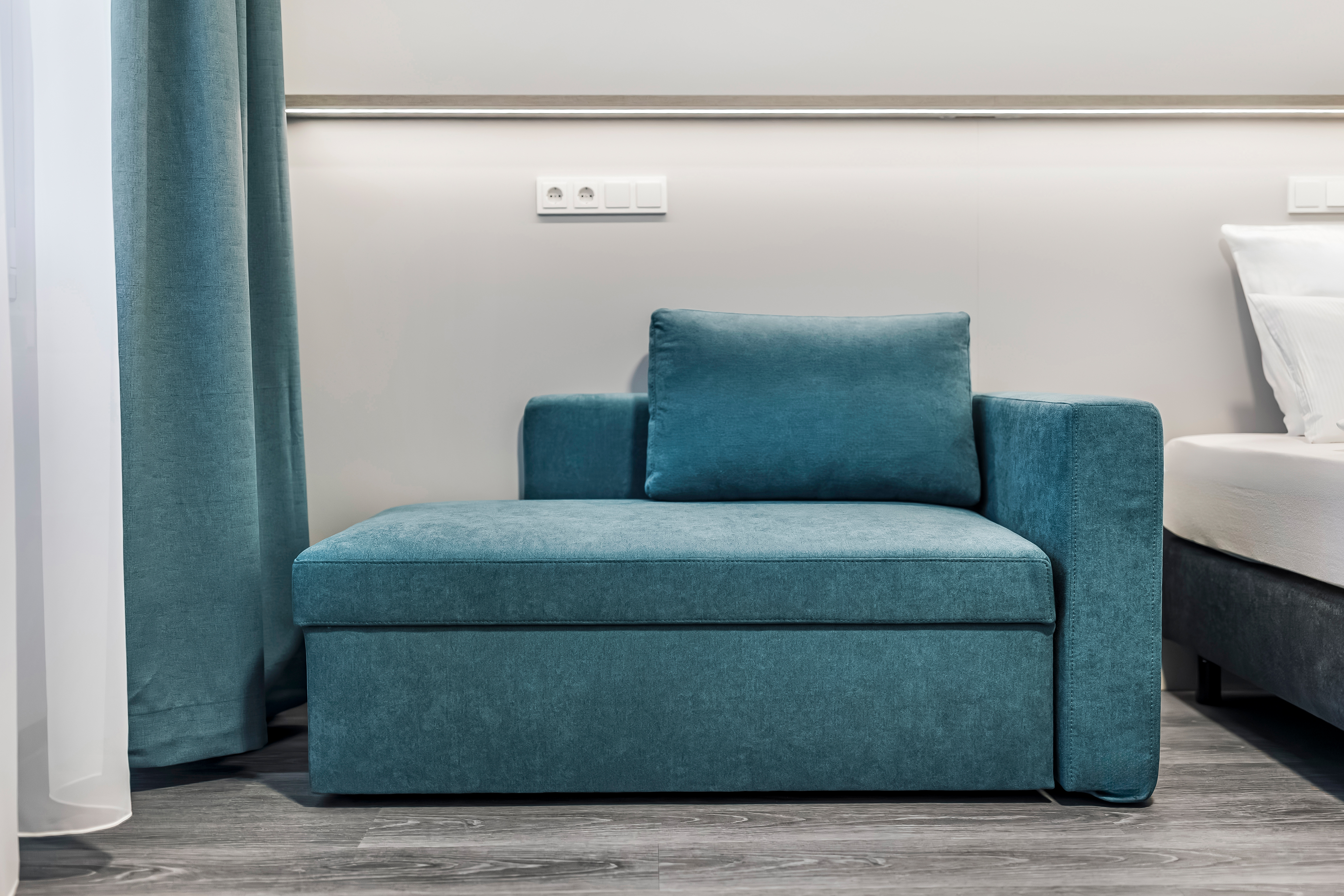 Gemütliche blaue Sitzecke im Hotelzimmer