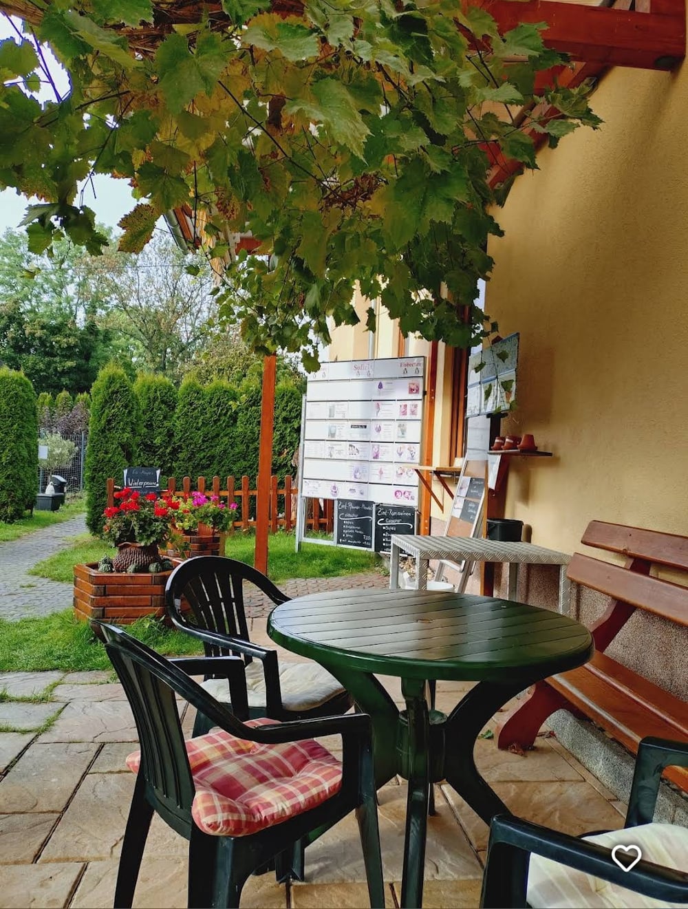 gemuetlicher-aussenbereich-eines-cafes.jpg