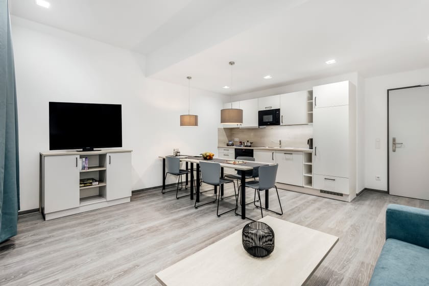 Modernes Hotelzimmer mit Küche und Essbereich